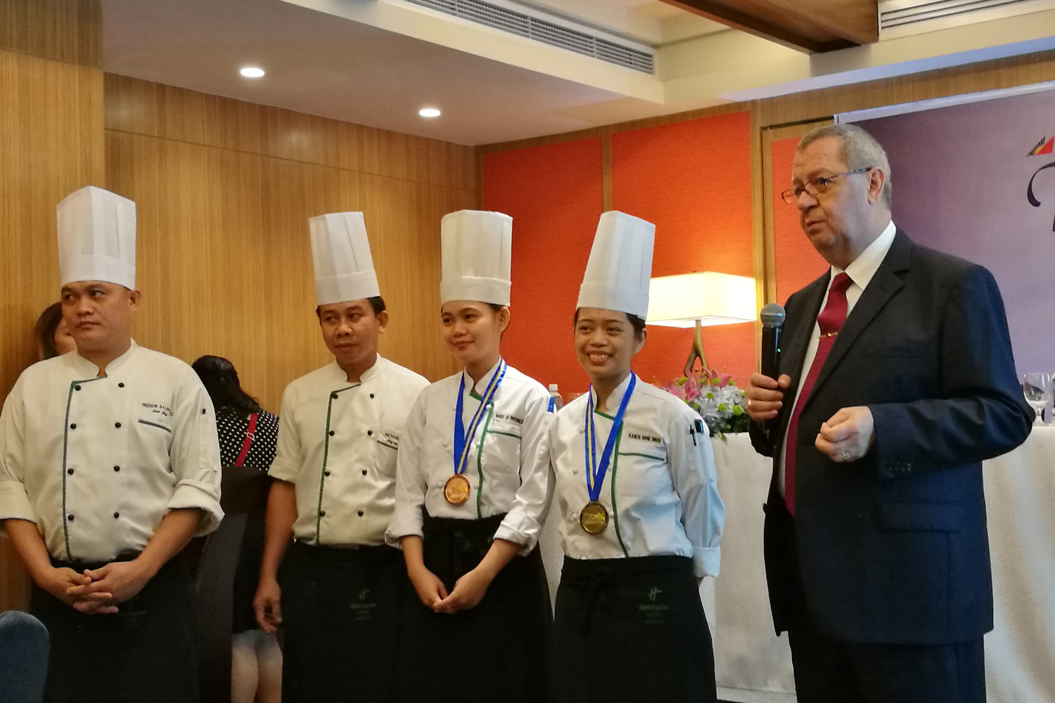 pal-mabuhay-miles-holiday-inn-suites-3