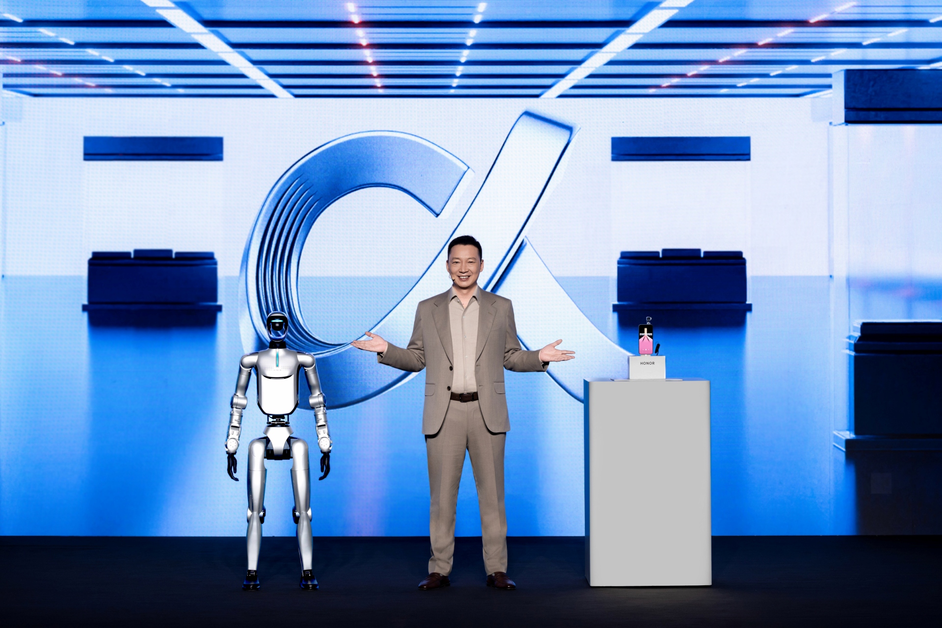 HONOR Advances Its AI Vision at MWC 2026 with Robot Phone, Humanoid Robot, Magic Pad4, MagicBook Pro 14 and Magic V6